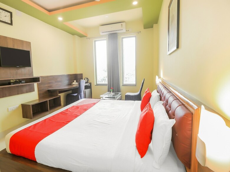 Oyo 7583 Hotel Suraj Palace 1