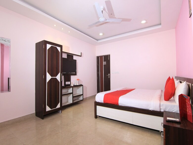 Apartamentos Oyo 14615 Aastha Krishna Dham