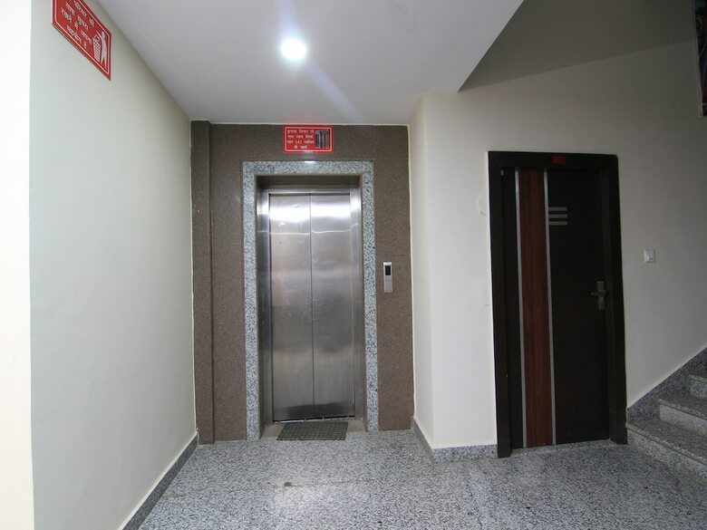 Apartamentos Oyo 14615 Aastha Krishna Dham