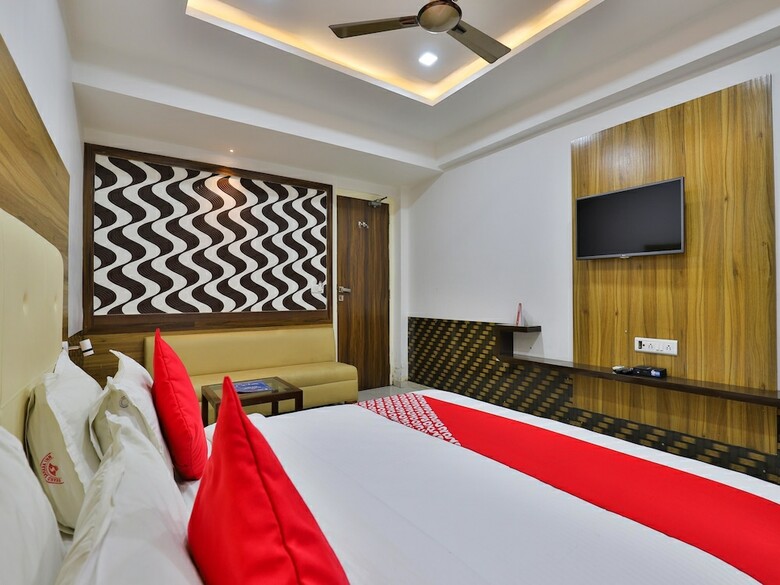 Oyo 15862 Infocity Hotel Llp