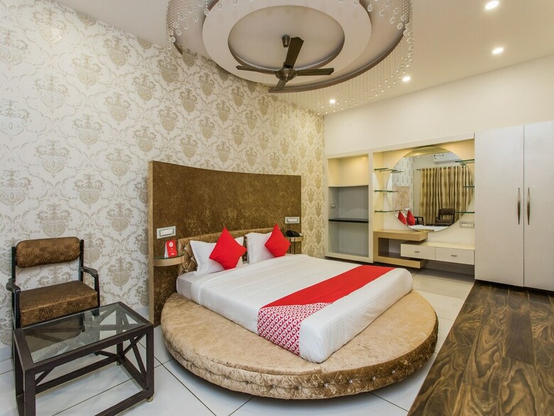 Oyo 15401 Hotel Surana Palace