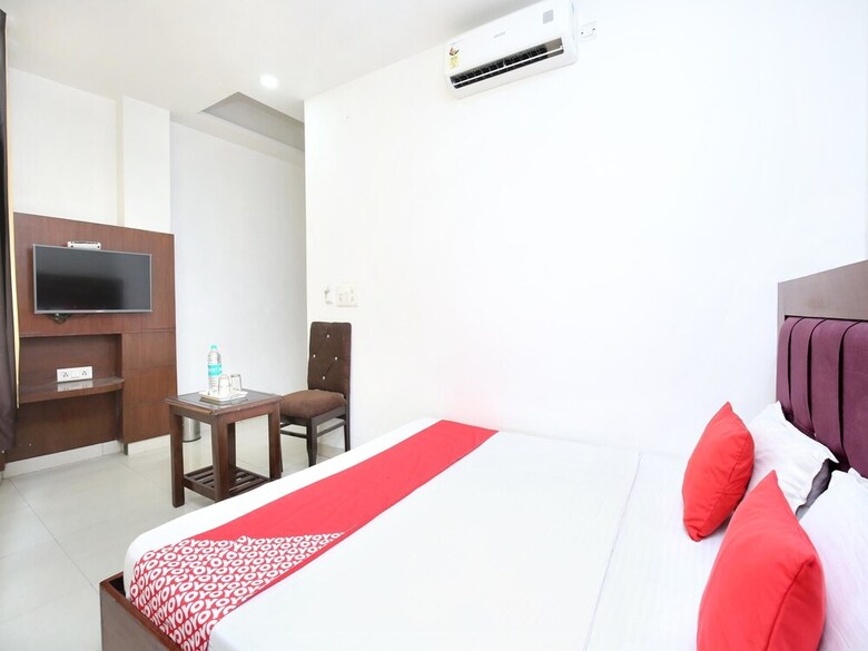 Oyo 15652 Hotel 51