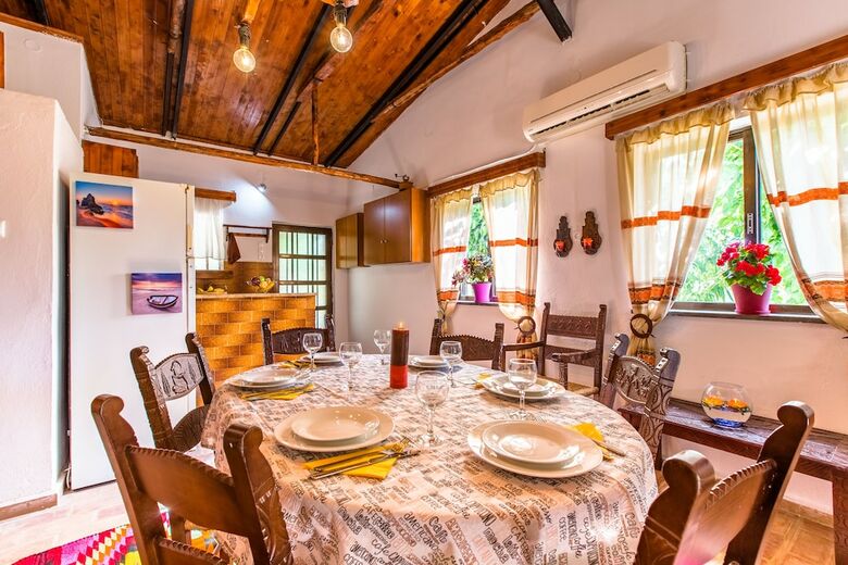 Aadonis Villa
