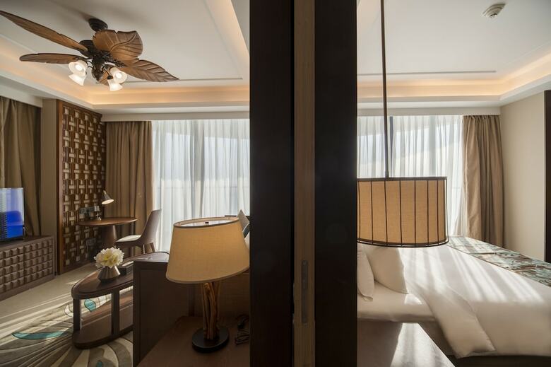 Sunshine Bay Hotel