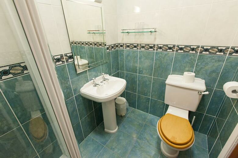 Hotel Cedars Guest House