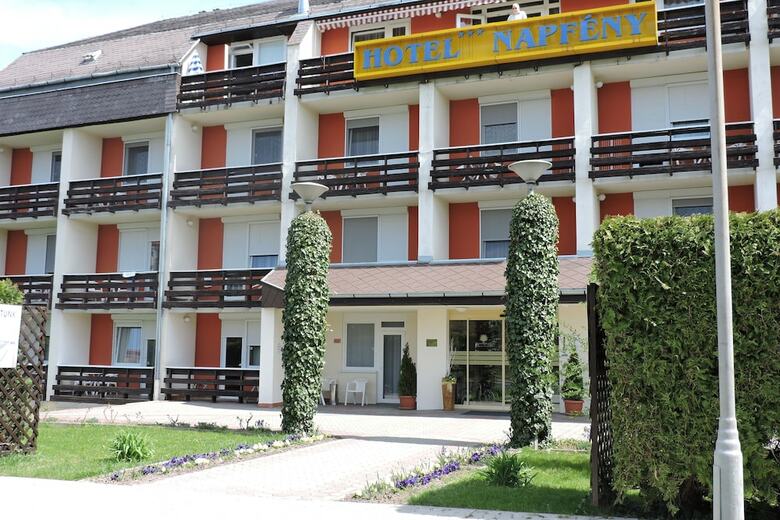 Hotel Napf�ny