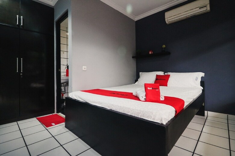 Hotel Reddoorz Plus Near Rs Fatmawati 2