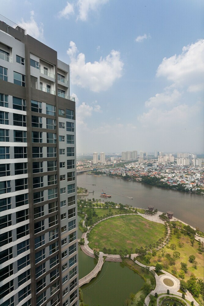 Luxury Apartment In Vinhomes Golden River