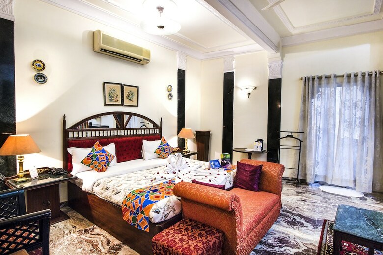 Fabhotel Sugan Niwas Palace Bani Park