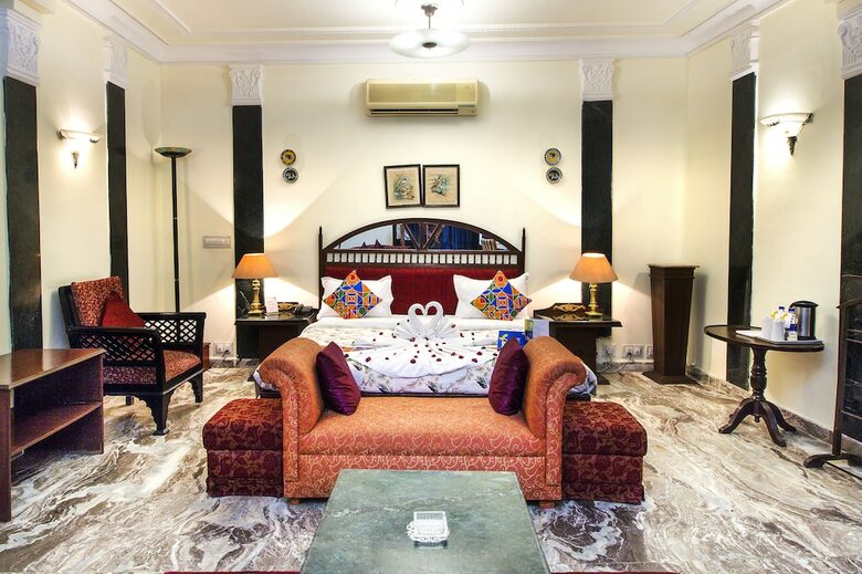 Fabhotel Sugan Niwas Palace Bani Park