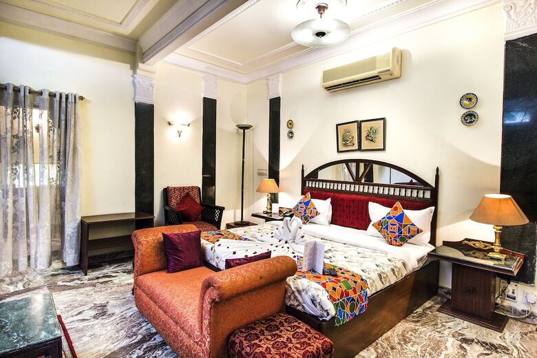 Fabhotel Sugan Niwas Palace Bani Park