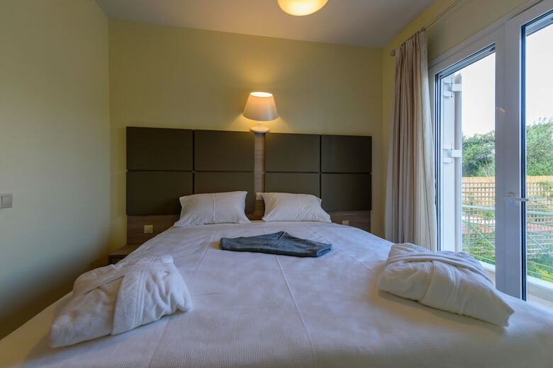 �venus, Stylish Villa With Pool 2min To The Beach