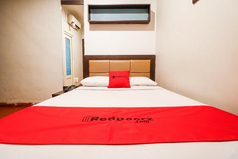 Hotel Reddoorz Plus Near Pasar Wisata