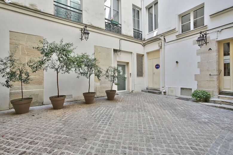 Apartamento 70 - Authentic Parisian Flat