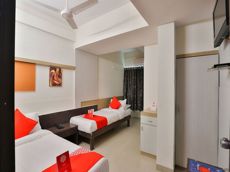 Oyo 14942 Hotel Maple Leaf