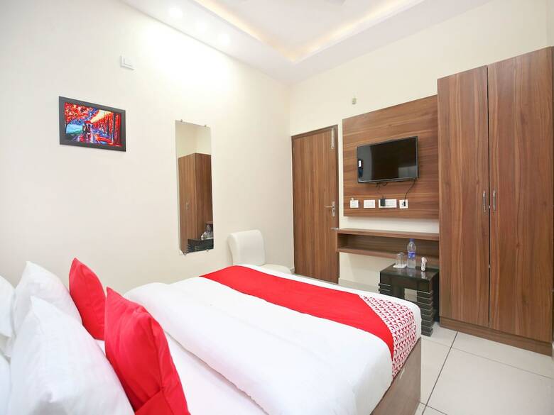 Oyo 15975 Hotel 365
