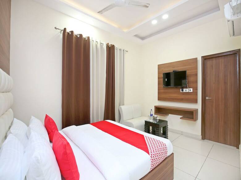 Oyo 15975 Hotel 365