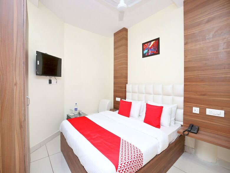Oyo 15975 Hotel 365