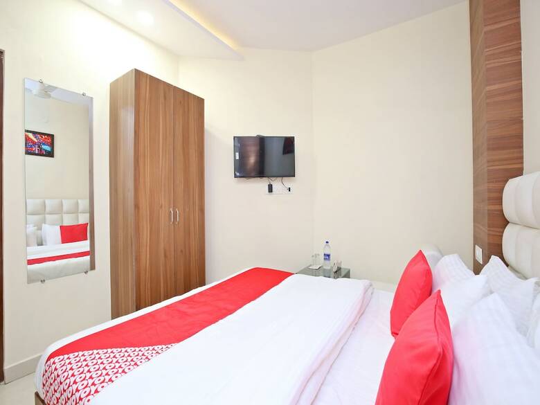 Oyo 15975 Hotel 365
