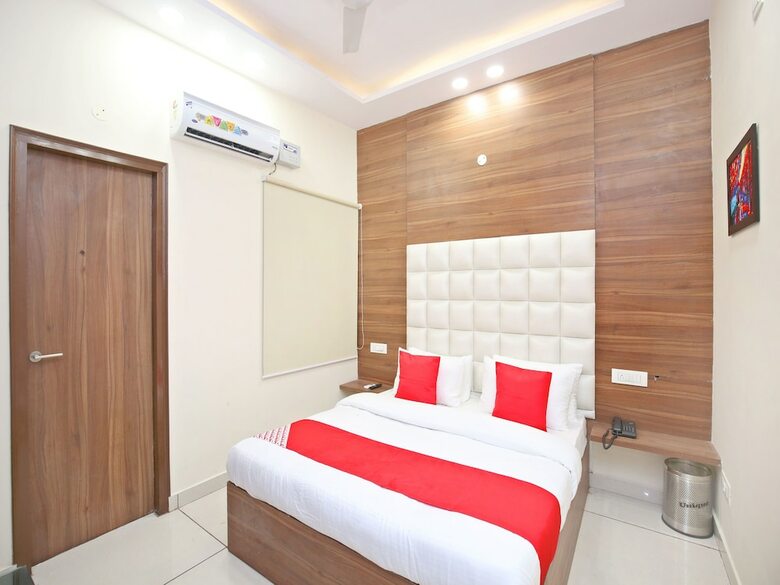 Oyo 15975 Hotel 365