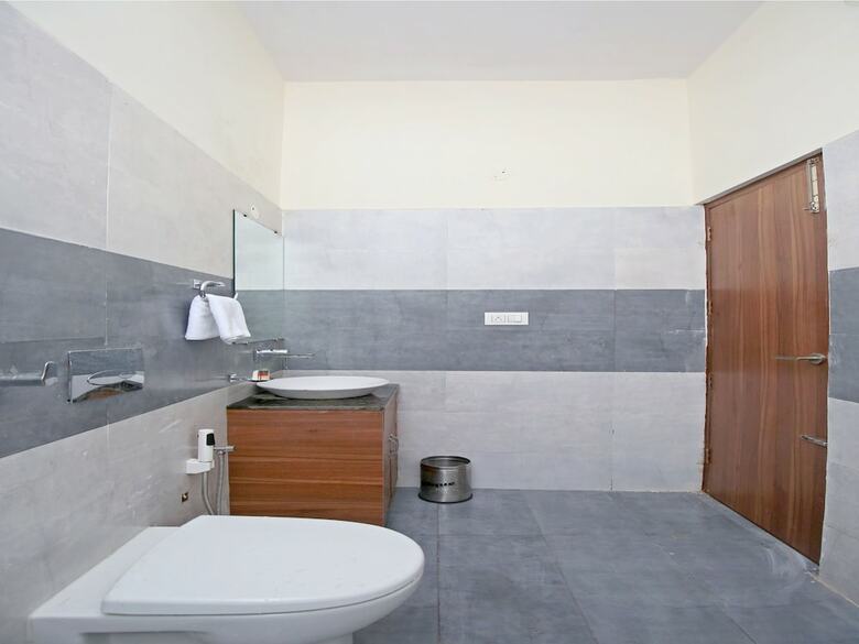 Oyo 15975 Hotel 365
