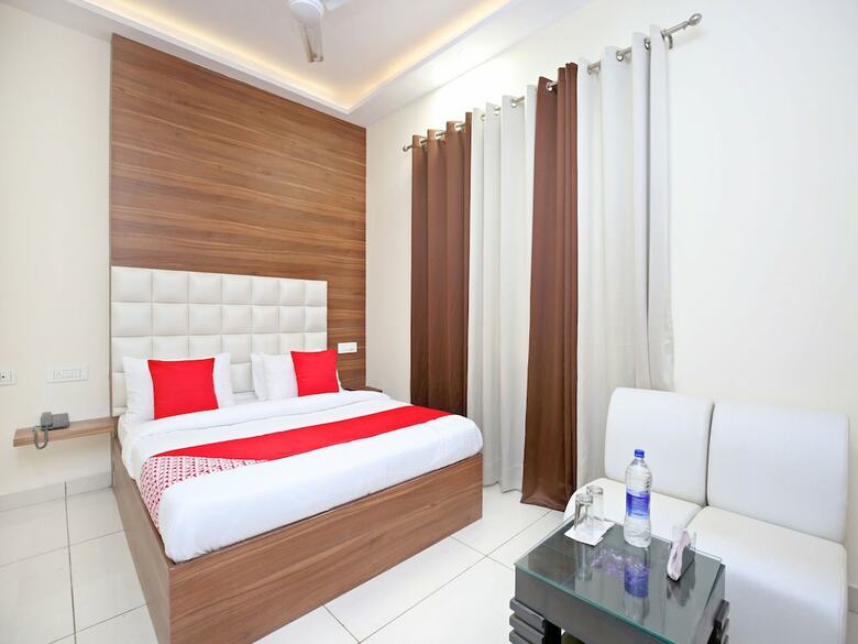 Oyo 15975 Hotel 365