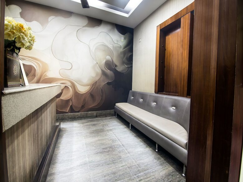 Oyo 14869 Hotel Apollo