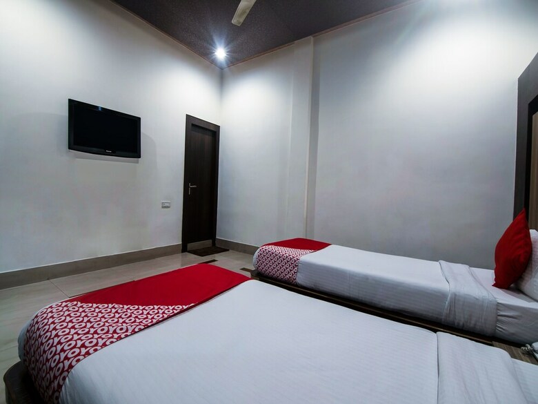 Oyo 14869 Hotel Apollo