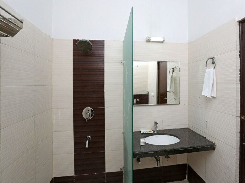 Hotel Oyo 13564 Near Prem Mandir