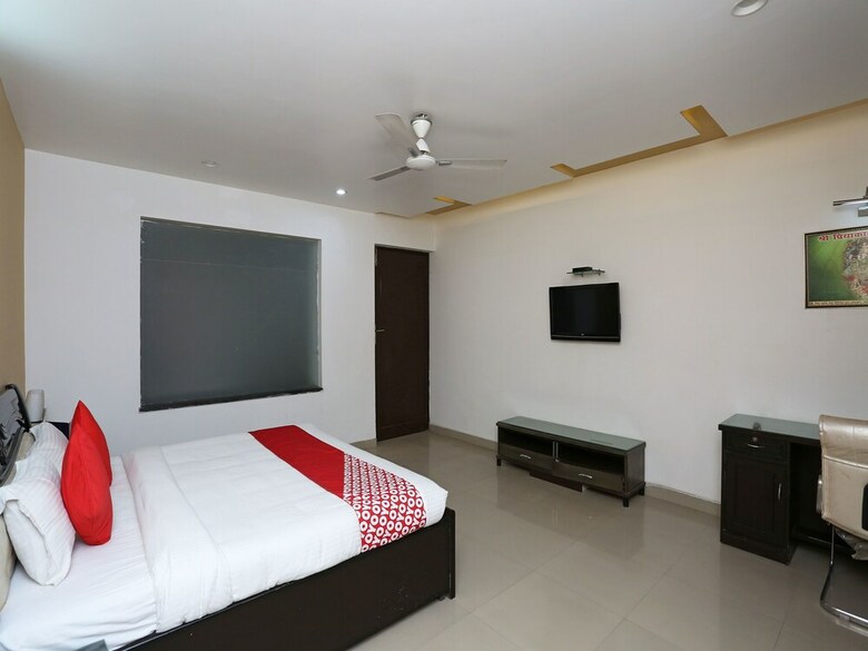 Hotel Oyo 13564 Near Prem Mandir