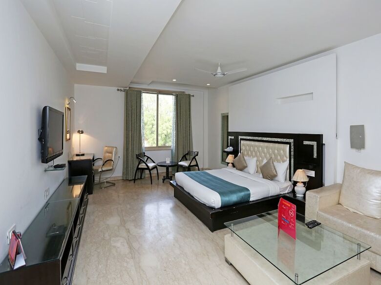 Hotel Oyo 13564 Near Prem Mandir