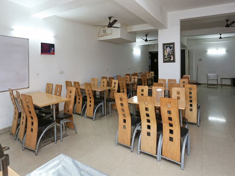 Hotel Oyo 13564 Near Prem Mandir