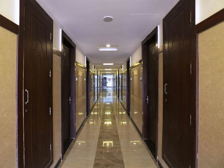 Hotel Oyo 13564 Near Prem Mandir