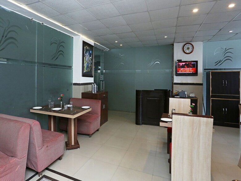 Hotel Oyo 13564 Near Prem Mandir
