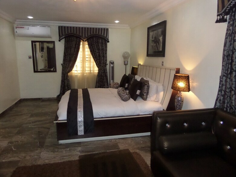 Hotel Islanders Lounge Limited