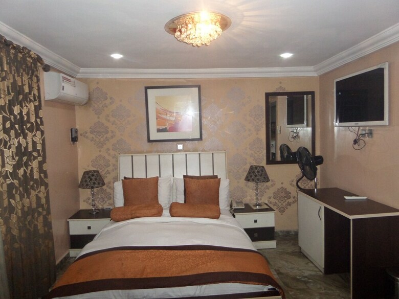Hotel Islanders Lounge Limited