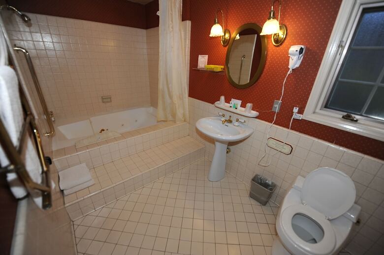 Hotel Saddleback Inn
