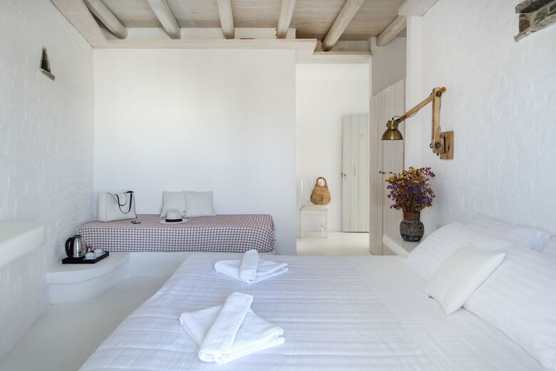 Zefi Hotel & Suites