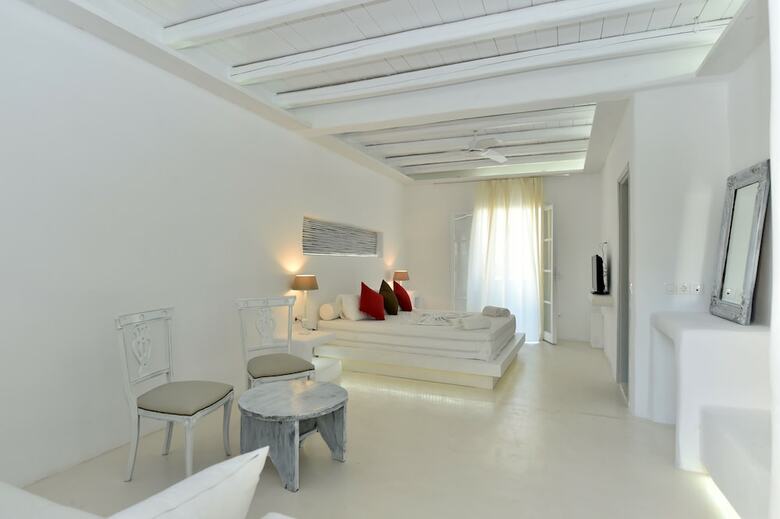 Zefi Hotel & Suites
