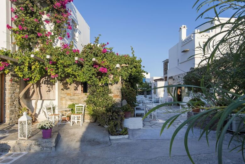 Zefi Hotel & Suites