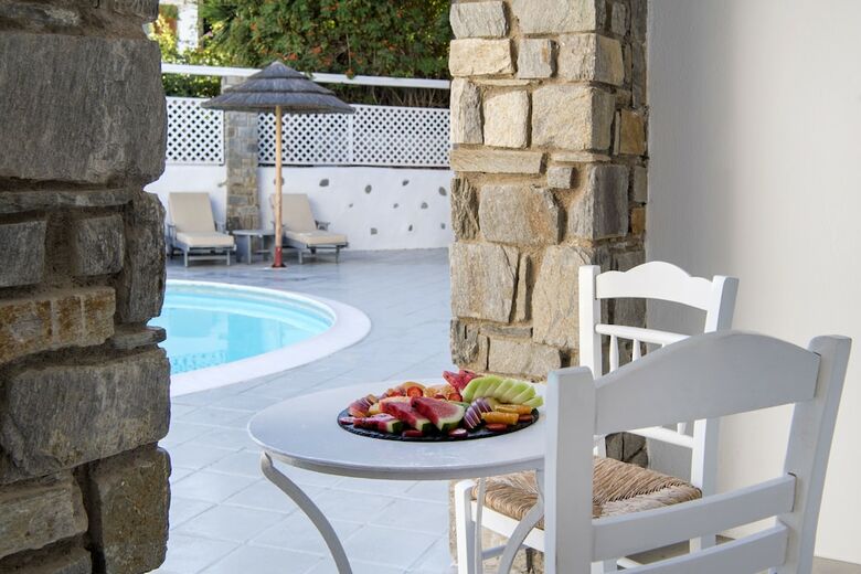 Zefi Hotel & Suites
