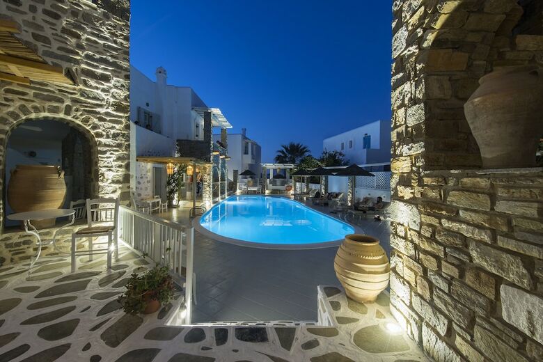 Zefi Hotel & Suites