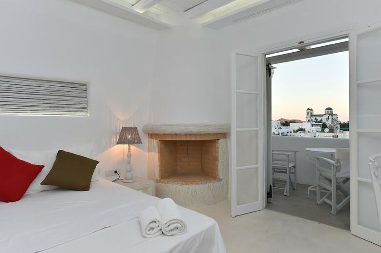 Zefi Hotel & Suites