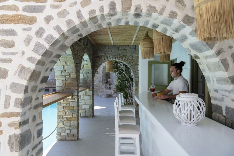 Zefi Hotel & Suites