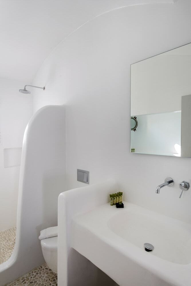 Zefi Hotel & Suites