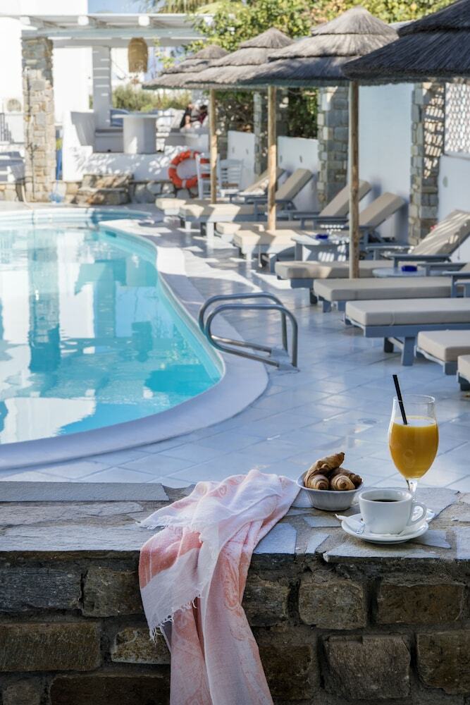 Zefi Hotel & Suites
