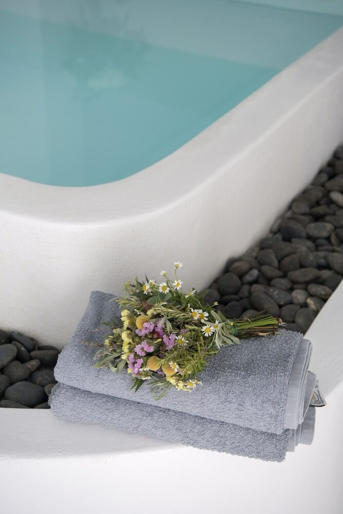 Zefi Hotel & Suites