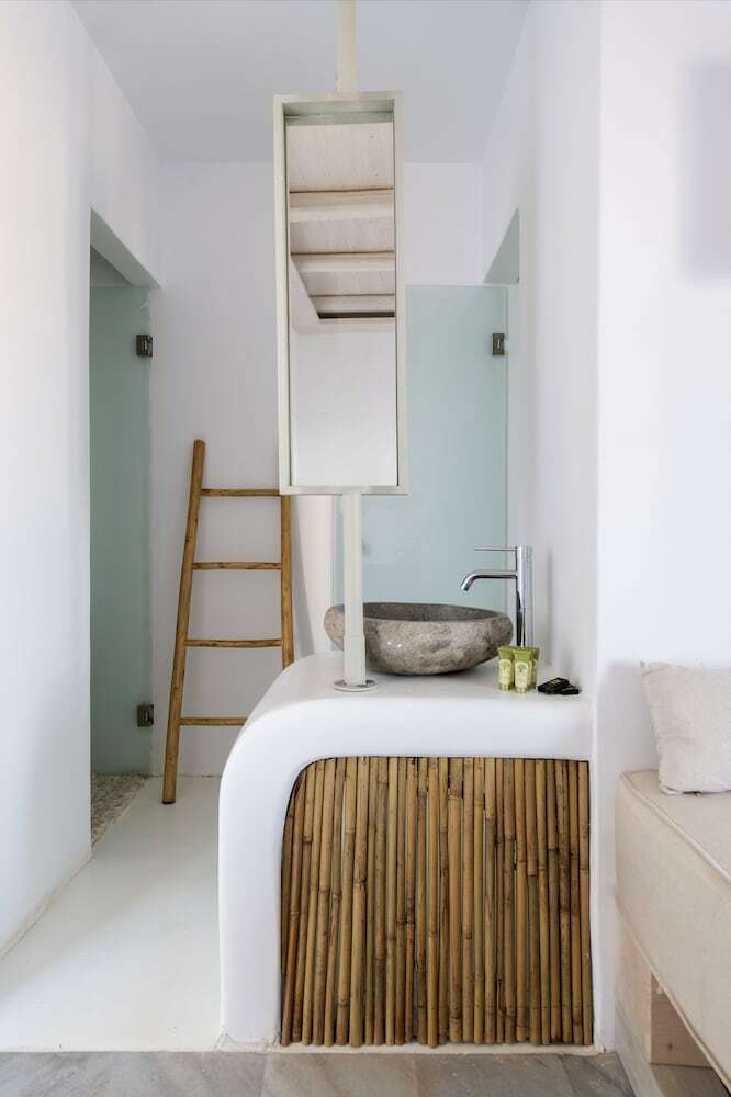 Zefi Hotel & Suites