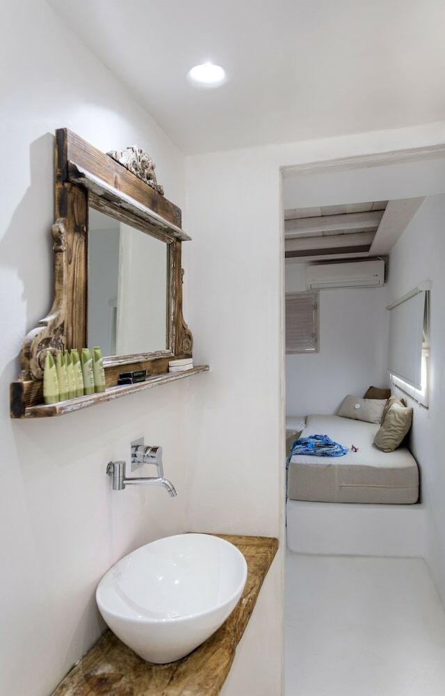 Zefi Hotel & Suites