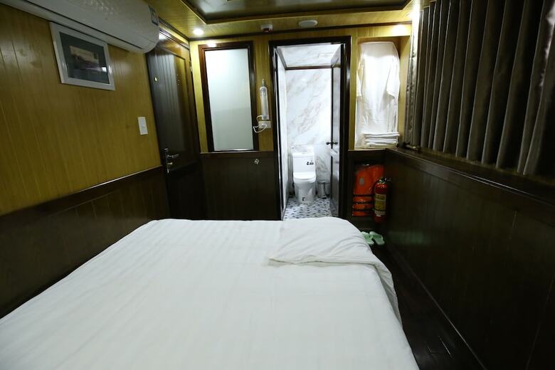 Legend White Dolphin Cruise
